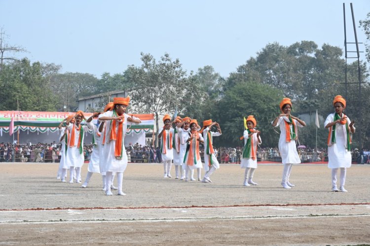 स्कूली बच्चों ने दी रंगारंग कार्यक्रमों की प्रस्तुति  शासकीय योजनाओं पर आधारित जीवंत झांकी का प्रदर्शन