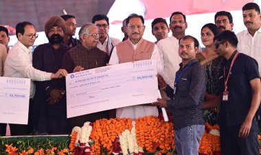 मुख्यमंत्री ने किसान सम्मेलन में बांटी खुशहाली की सौगात  शासन की योजनाओं का हितग्राहियों को मिला लाभ   