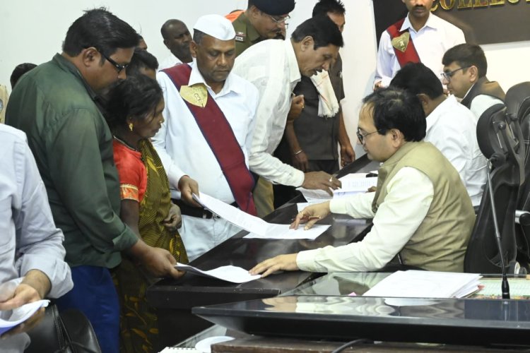 जनदर्शन में कलेक्टर ने सुनी लोगों की समस्याएं