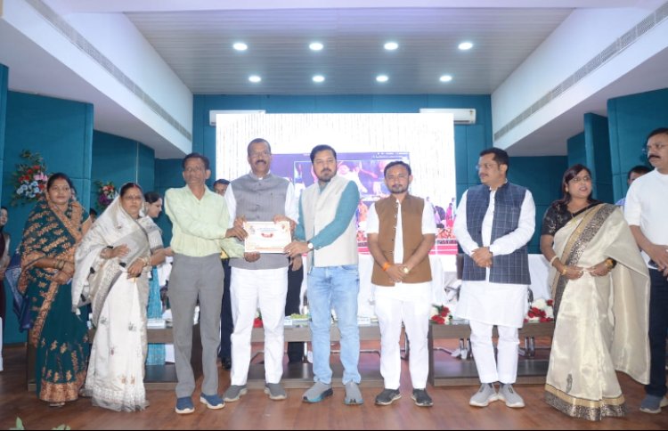 होली से पहले किसानों को मिला साय सरकार का तोहफा   कृषक उन्नति योजना अंतर्गत राज्यभर में आदान सहायता राशि वितरण, रायपुर जिले में व्यापक आयोजन