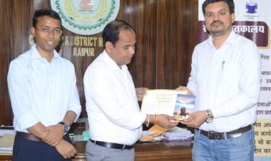 स्मृति पुस्तकालय योजना में लगातार बढ़ रही जनभागीदारी, बिलासपुर निवासी श्री पटेल ने की 265 पुस्तकें दान