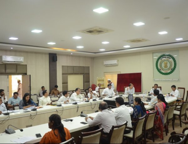 कलेक्टर ने समय-सीमा बैठक ली - कॉल सेंटर, लंबित राजस्व प्रकरणों और   डीईएएफपीपी एवं निष्क्रिय खातों की विस्तृत समीक्षा*