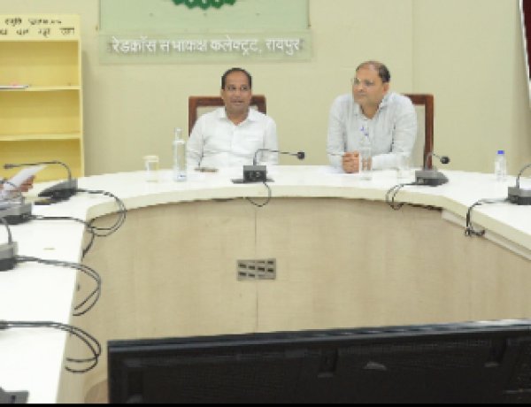 कलेक्टर ने ली एलपीजी डीलर्स की बैठक   जिले में एलपीजी गैस की आपूर्ति में न हो दिक्कत, कालाबाजारी करने पर होगी कार्रवाई: कलेक्टर डॉ. गौरव सिंह