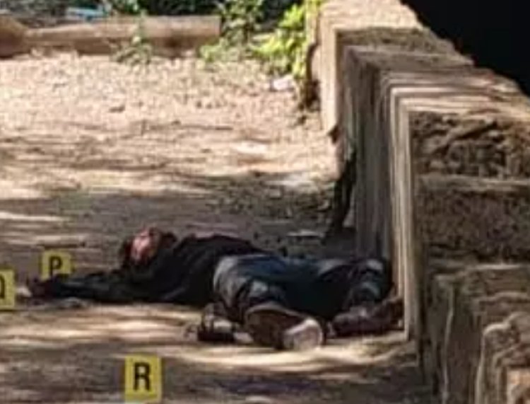 रायपुर की खारून रेलवे कॉलोनी में गुरुवार सुबह एक युवक की खून से लथपथ लाश मिलने से सनसनी फैल गई,