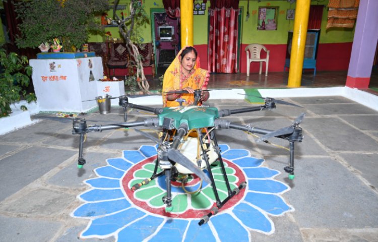 ड्रोन की एक उड़ान और खेत हो जाता है तैयार   एक साल में 7 गांव से 70 गांवों तक पहुंची ड्रोन दीदी चंद्रकली वर्मा