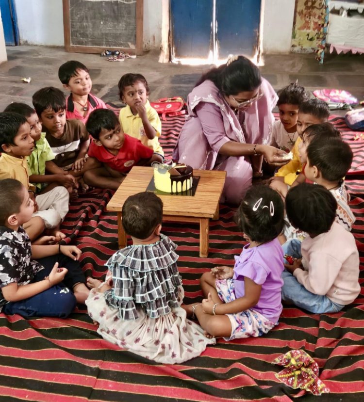 बच्चों के चेहरों पर मुस्कान, कर्मचारियों का जन्मदिन बना यादगार – “प्रोजेक्ट आओ बाँटें खुशियाँ” के तहत शासकीय कर्मचारी बच्चों संग साझा कर रहे हैं खुशियाँ